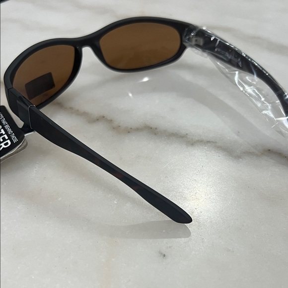 Foster Grant Black Leopard Sunglasses with Dark Lenses - Picture 4 of 9